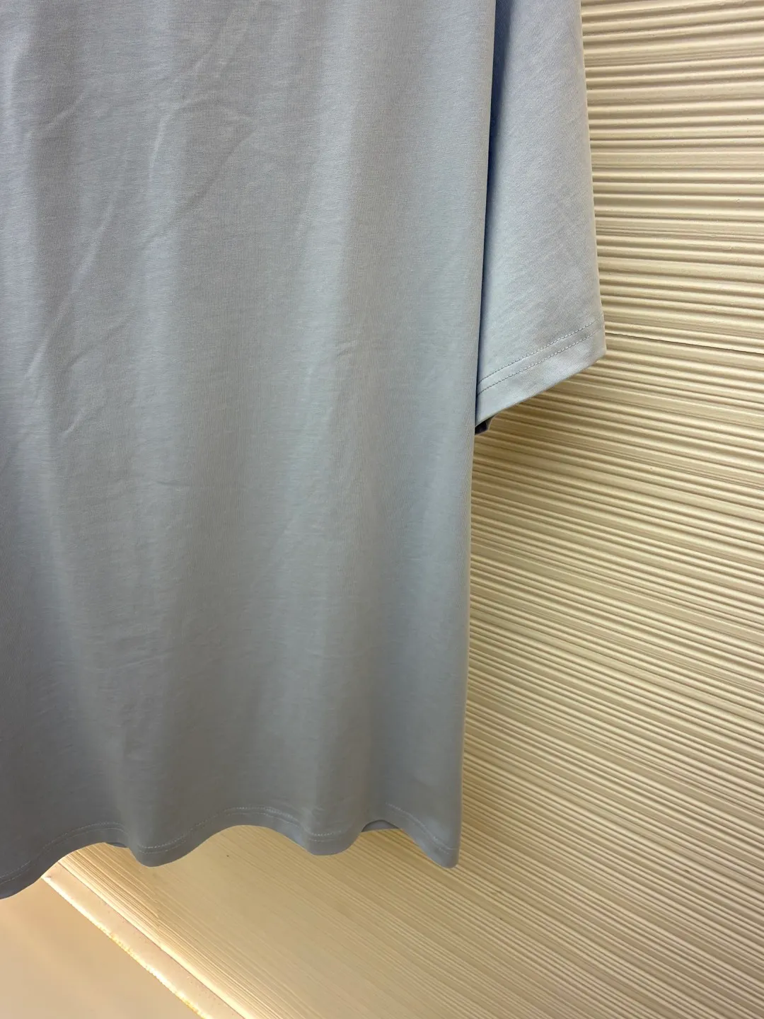 LOUISVUITTON embossed small label T-shirt ●Authentic product: purchased and developed by 6311 ●Item number: 1682338-A00 ●Fabric: pure cotton fabric ●Technology: embossed production ●Version: fitted version ●Weight: about 315 grams ●Size: XS-S-M-L ●Description: Fabric is 40S/2 Double-strand smooth cotton plain weave, dust-free wool processing; matching 40s single-strand combed cotton, 280g cylindrical machine rib. The front panel is stamped and filled. After low-temperature stamping with a steel stamp, the inside is filled with foam cotton. The bottom surface is directly sealed with low-temperature hot melt glue at 80 degrees Celsius. The integrated machine operation makes the relief pattern three-dimensional and full and stylish. High-quality products require natural and beautiful products. The overall wiring is straight and delicate, the fabric is comfortable and soft, and the color is consistent without color difference. It can be matched with the same style to create a fashionable look and control various occasions. Customized accessories, complete with three standards, same style for men and women!